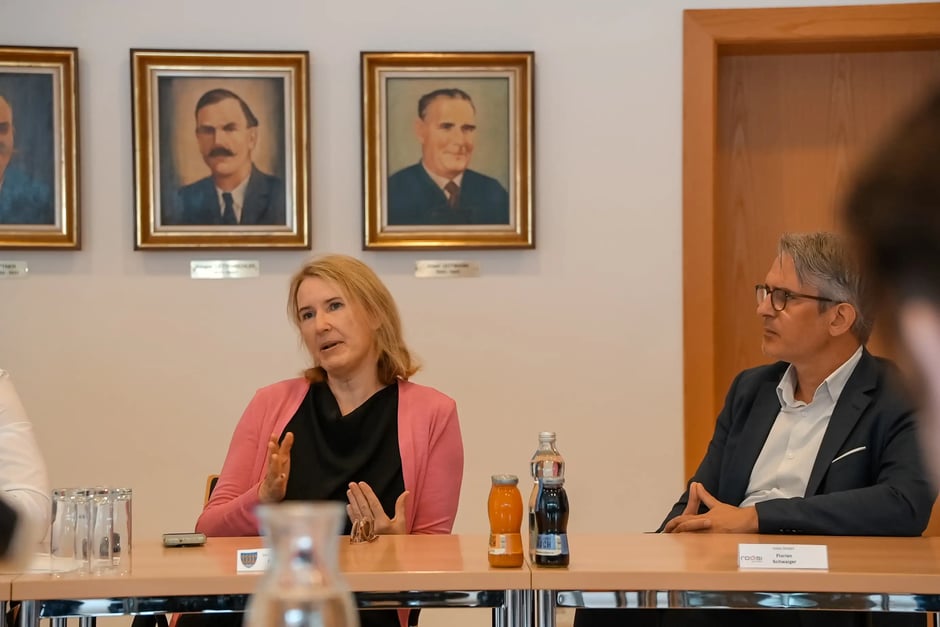 Gespraech-am-Tisch