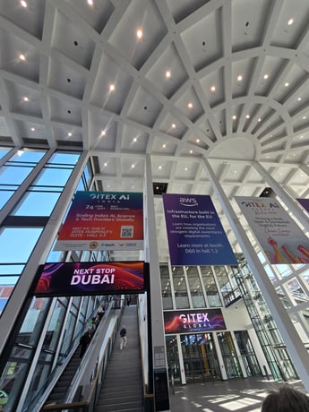 Eingangsbereich der GITEX Europe 2026 in der Messe Berlin mit Rolltreppe und internationalen Veranstaltungsbannern.