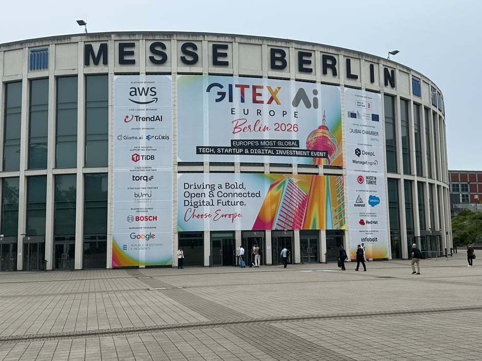 Außenansicht der Messe Berlin mit großflächigem Banner zur GITEX Europe Berlin 2026.