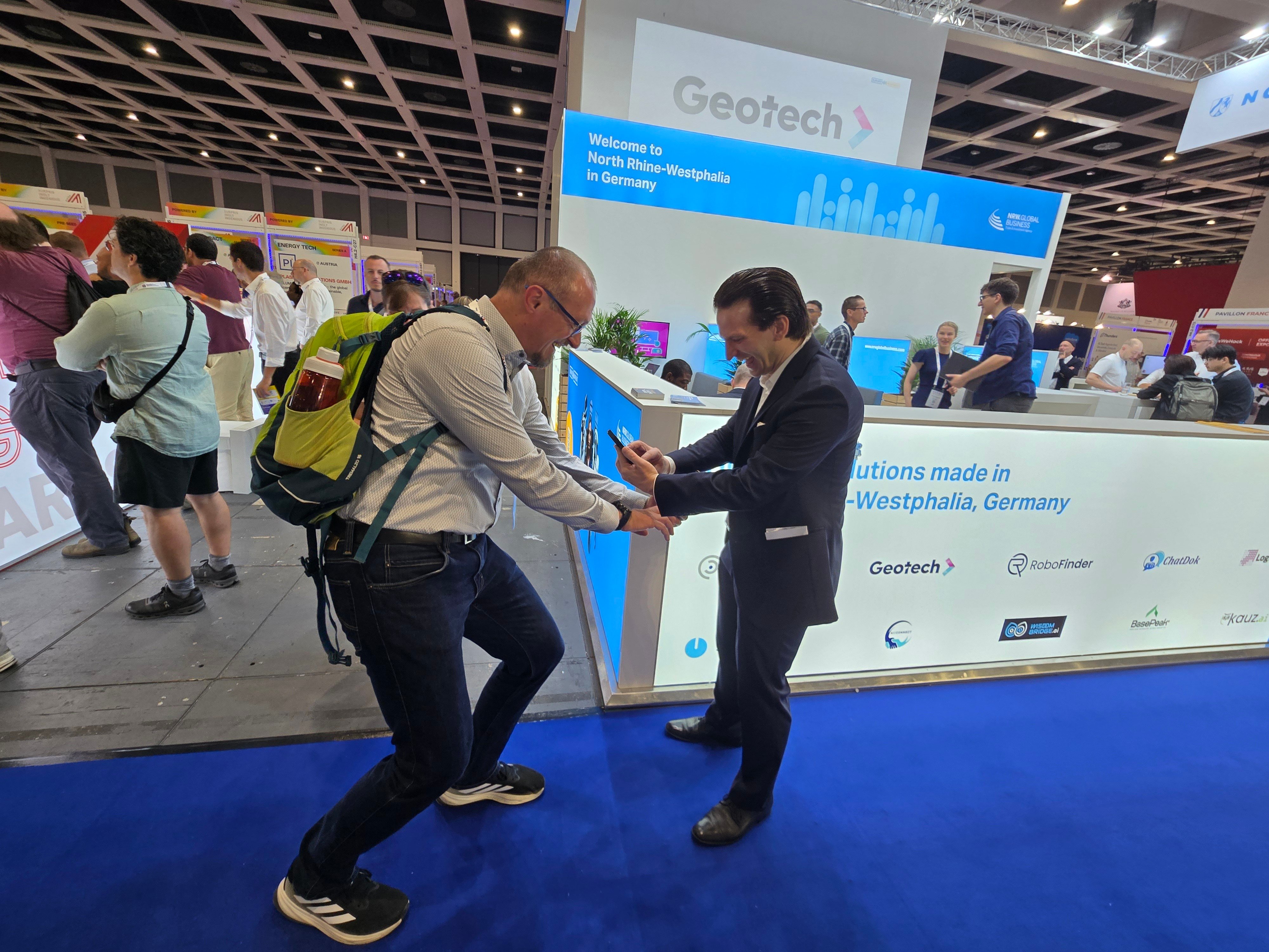 Persönlicher Austausch am Gemeinschaftsstand von Nordrhein-Westfalen auf der GITEX Europe 2026 in Berlin.