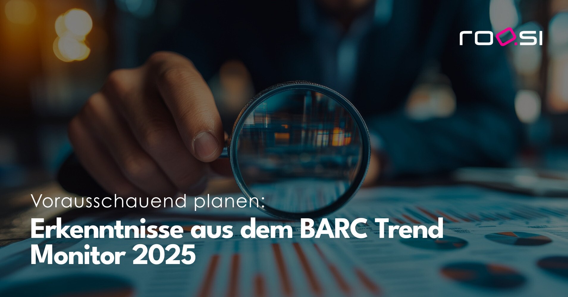 Person, die mit einer Lupe Finanzdiagramme analysiert, Text: 